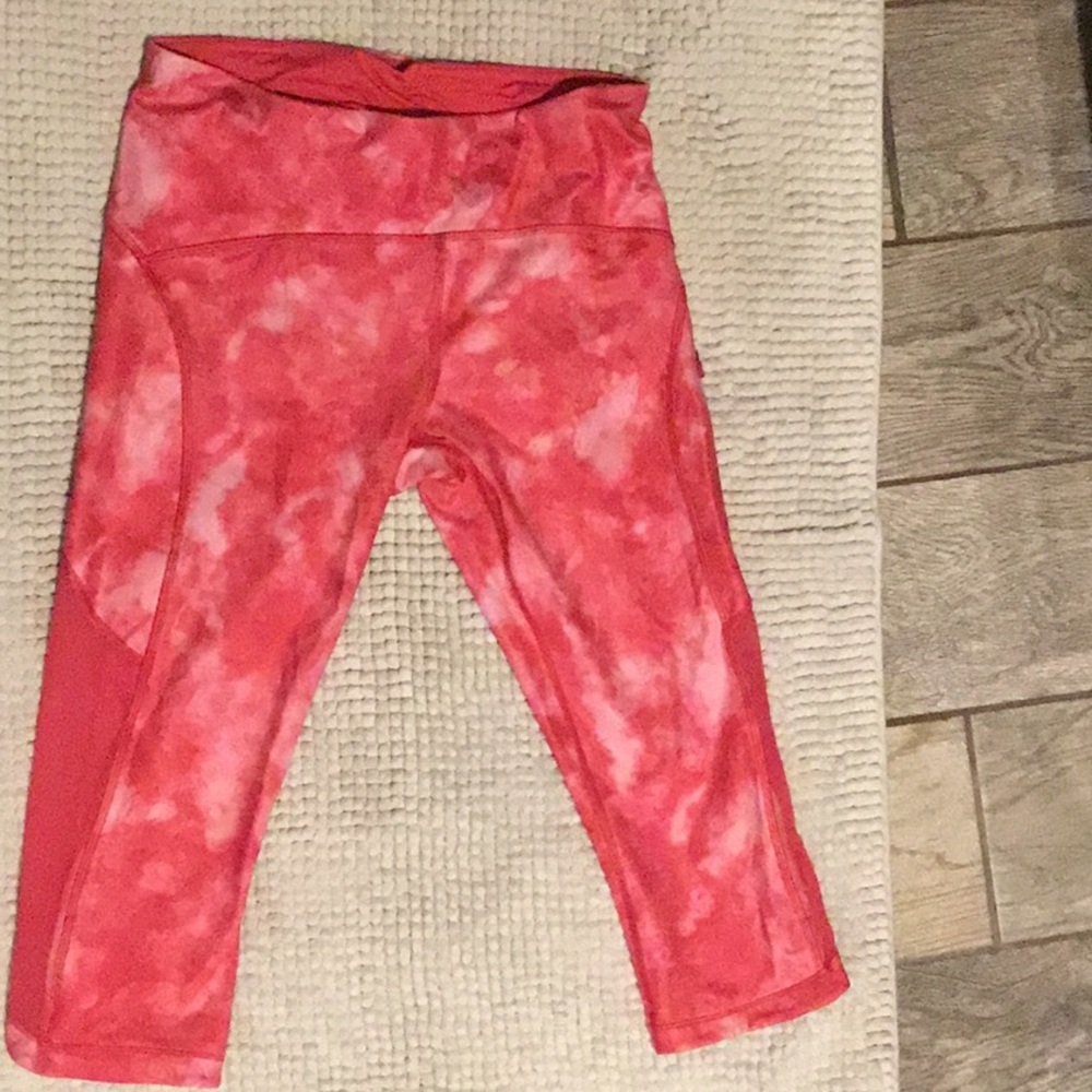 Lululemon sz6 pink camo Capri w/ zip leg pocket!